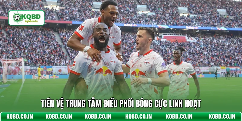 Tiền vệ trung tâm điều phối bóng cực linh hoạt